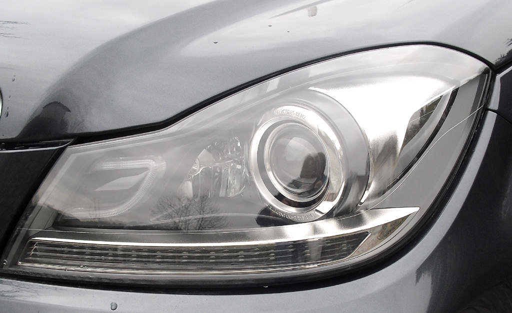 Mercedes C 250 CDI 4Matic: Moderne Leuchteinheit vorn.
