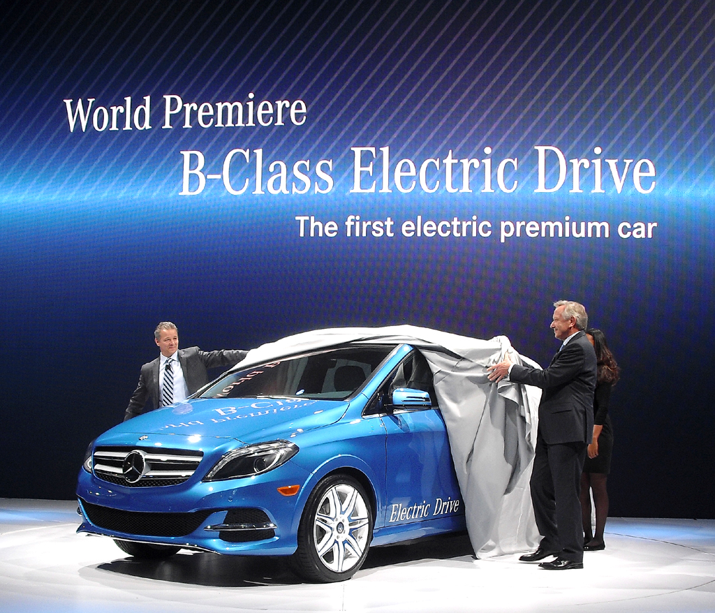 Mercedes-USA-Boss Stephen Cannon (links) und Verkaufschef Joachim Schmidt enthüllen bei der Autoschau in New York die neue B-Klasse Electric Drive. 