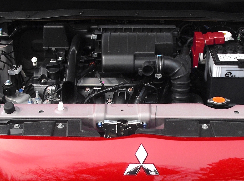 Mitsubishi Space Star: Blick auf den 1,2-Liter-Benziner. 
