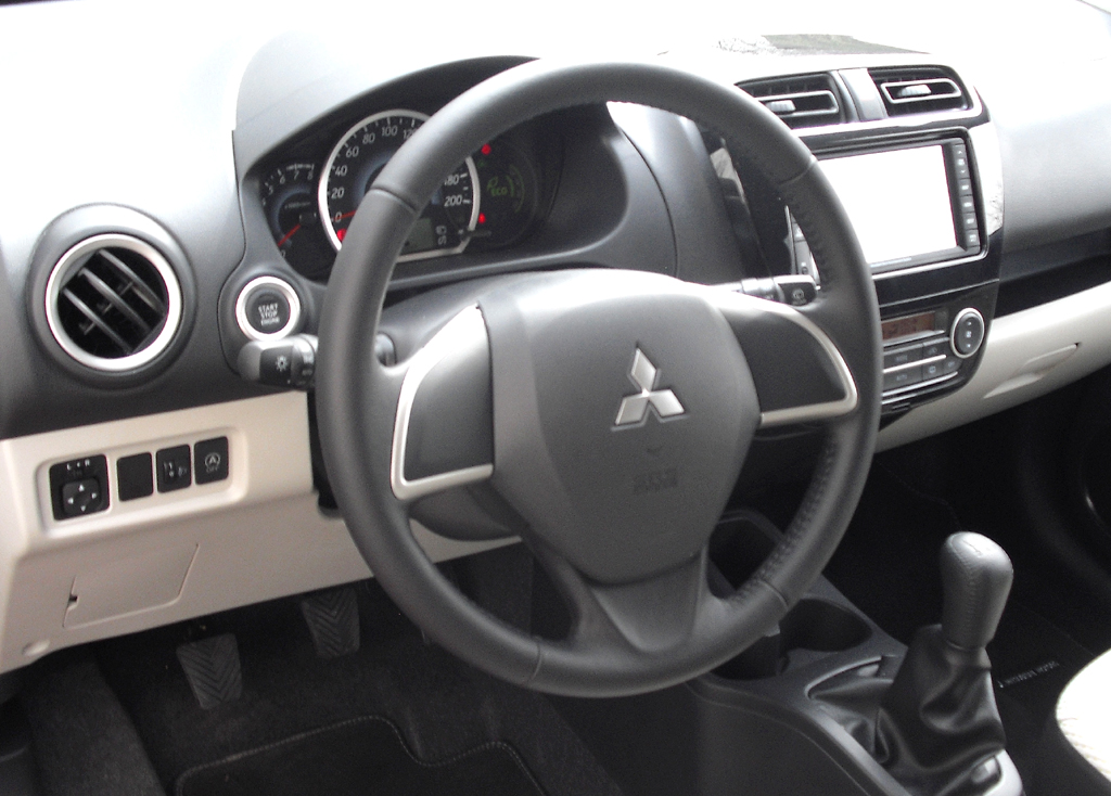 Mitsubishi Space Star: Blick ins übersichtliche, weil einfach gestaltete Cockpit. 