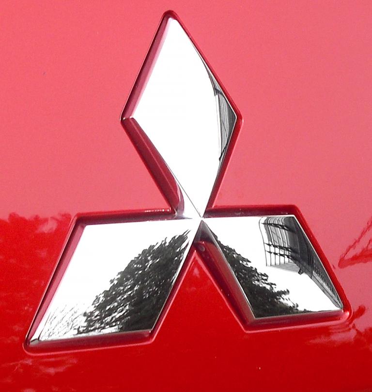 Mitsubishi Space Star: Das Markenlogo sitzt vorn unterhalb der Motorhaube. 