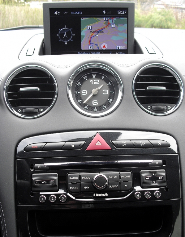 Peugeot RCZ: Blick auf den mittleren Armaturenträger.