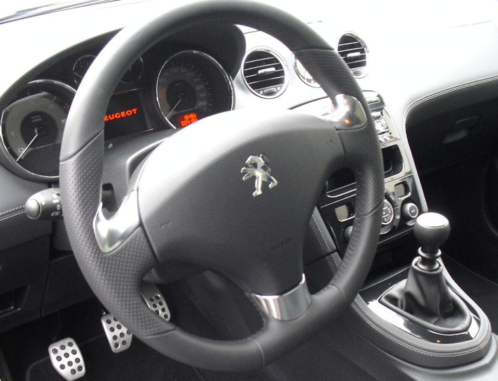 Peugeot RCZ: Blick ins Cockpit.