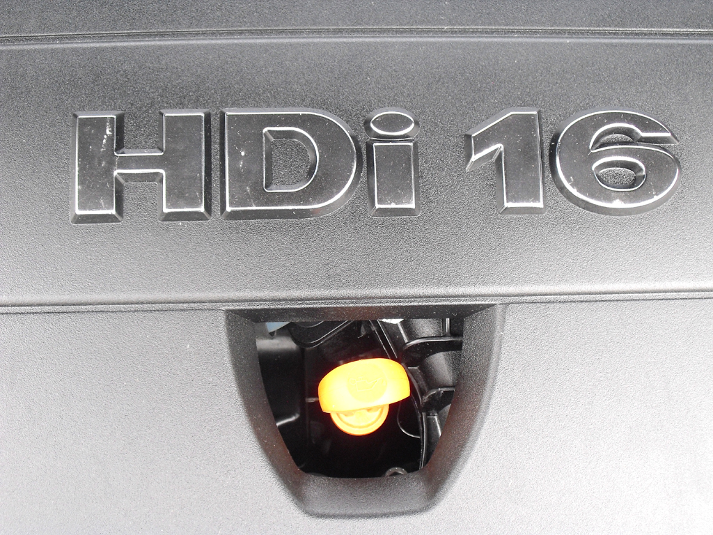Peugeot RCZ: Blick unter die Haube auf den 2,0-Liter-Vierzylinder-Selbstzünder.