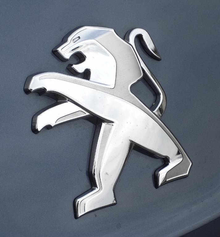 Peugeot RCZ: Der Markenlöwe sitzt vorn zwischen Motorhaube und Kühlergrill.
