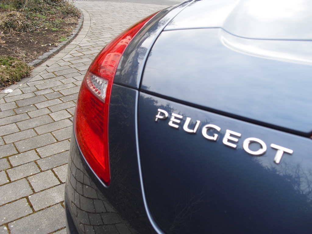 Peugeot RCZ: Moderne Leuchteinheit hinten mit Markenschriftzug.
