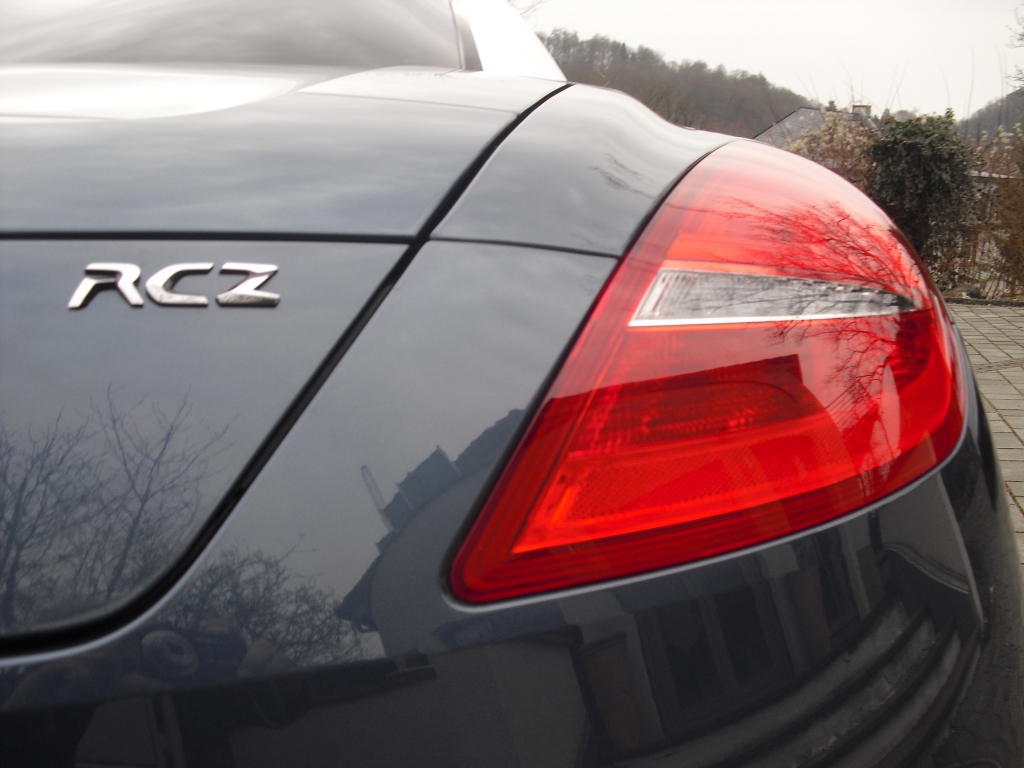 Peugeot RCZ: Moderne Leuchteinheit hinten mit Modellkürzel.