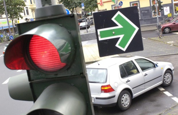Recht: Spurwechsel an der Ampel - Immer schön gucken, ob der Hintermann guckt