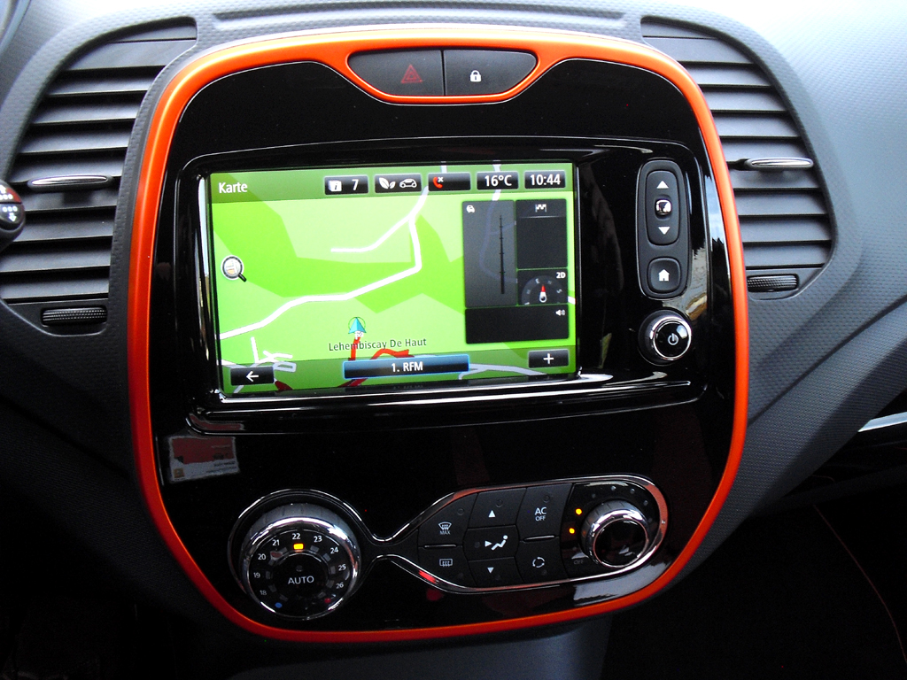 Renault Captur: Blick auf die Bedieneinheit mit Navigation im mittleren Armaturenträger. 