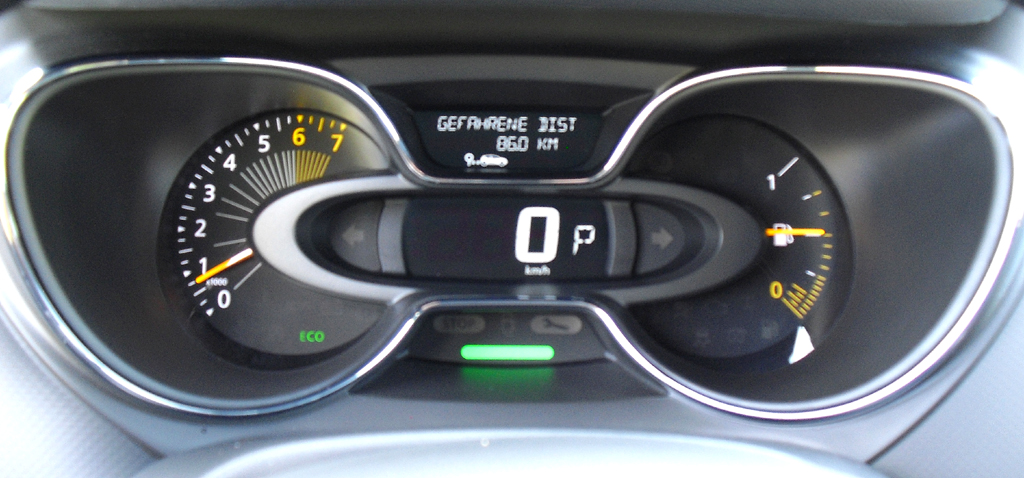 Renault Captur: Blick durch den Lenkradkranz auf die Rund- und Querinstrumentierung. 