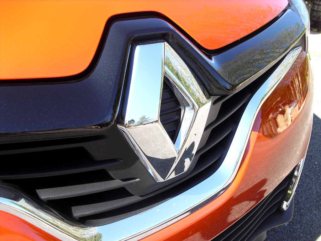 Renault Captur: Der Markenrhombus prangt vorn großformatig im Kühlergrill. 