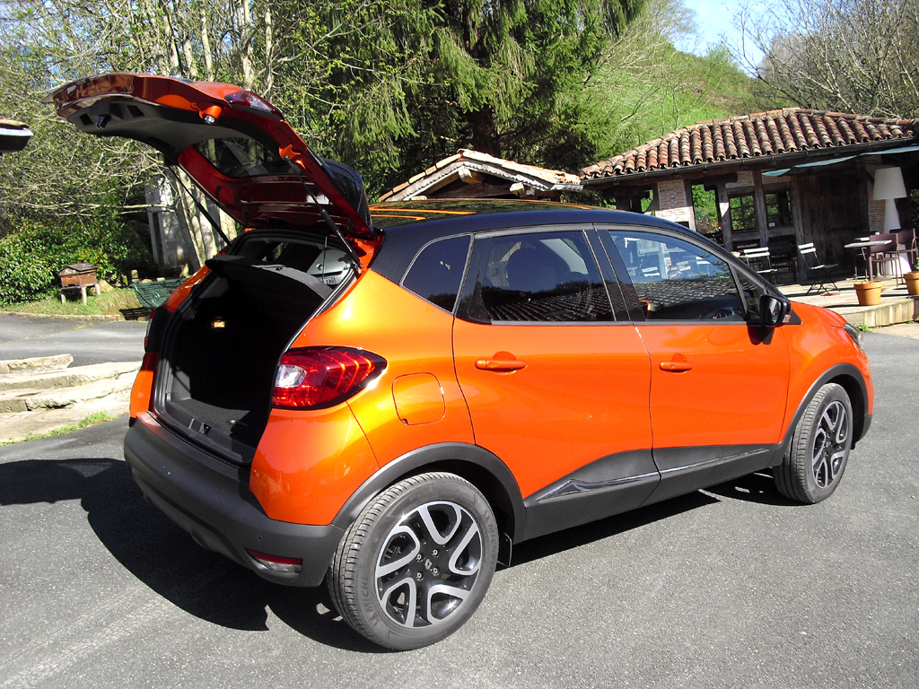 Renault Captur: Ins Gepäckabteil passen 377 bis 1235 Liter hinein. 