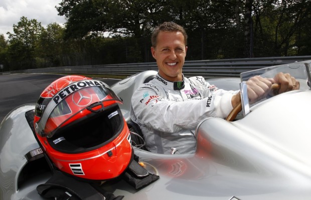 Schumacher fährt im Formel 1-Silberpfeil über die Nürburgring Nordschleife