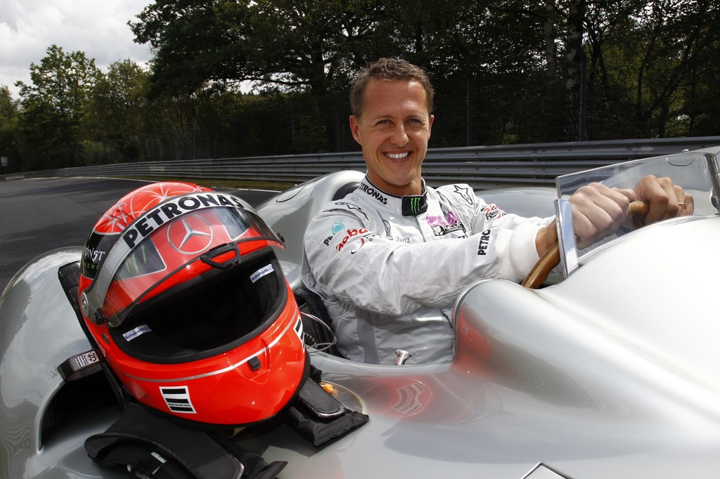Schumacher fährt im Formel 1-Silberpfeil über die Nürburgring Nordschleife