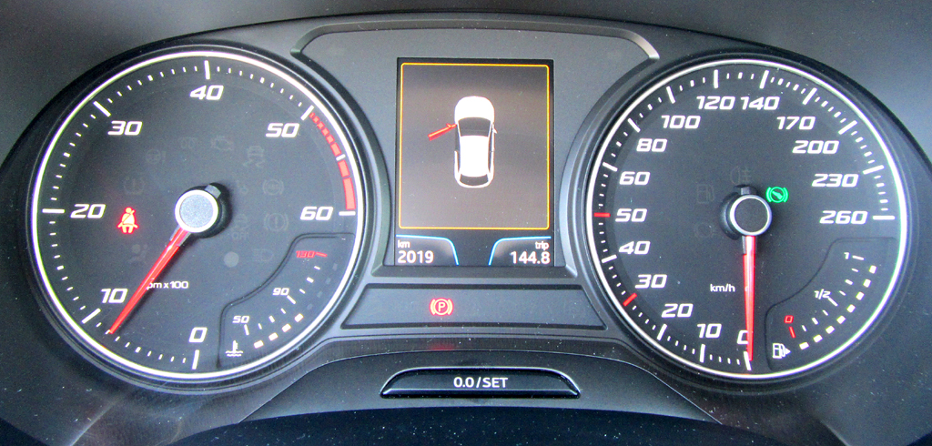 Seat León SC: Blick durch den Lenkradkranz auf die Rundinstrumentierung. 