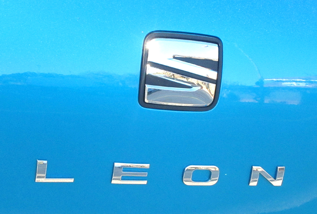Seat León SC: Markenlogo und Modellschriftzug auf der Heckklappe. 