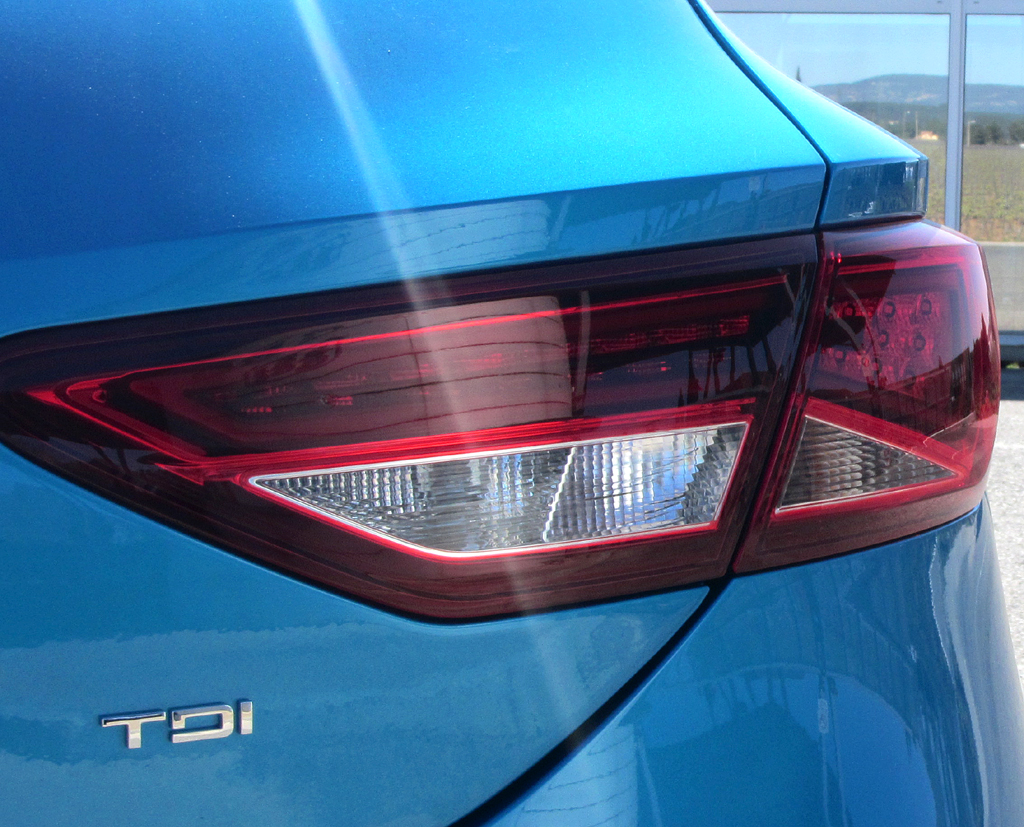 Seat León SC: Moderne Leuchteinheit hinten mit Motorisierungsschriftzug, hier Diesel. 