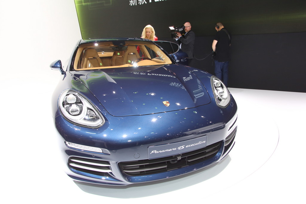 Shanghai 2013: Porsche Panamera mit Steckdose und gestreckt
