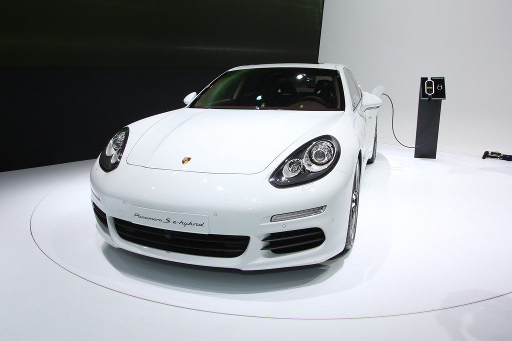 Shanghai 2013: Porsche Panamera mit Steckdose und gestreckt