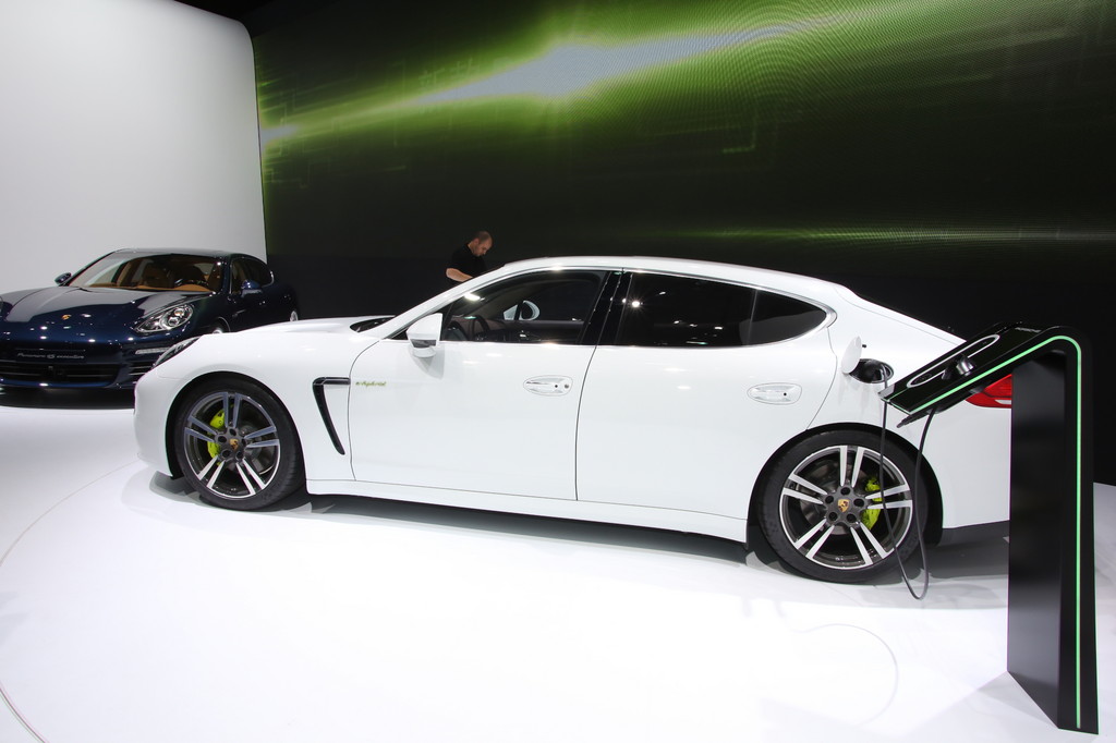 Shanghai 2013: Porsche Panamera mit Steckdose und gestreckt