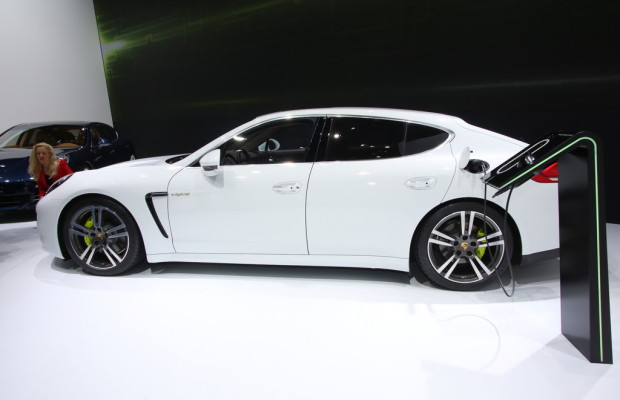 Shanghai 2013: Porsche Panamera mit Steckdose und gestreckt