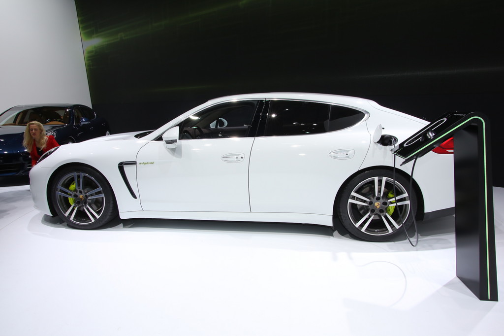 Shanghai 2013: Porsche Panamera mit Steckdose und gestreckt