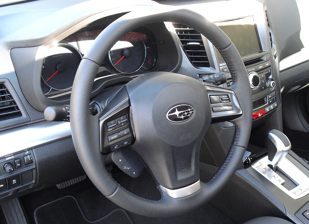 Subaru Outback: Das Cockpit wirkt insgesamt recht übersichtlich gestaltet. 