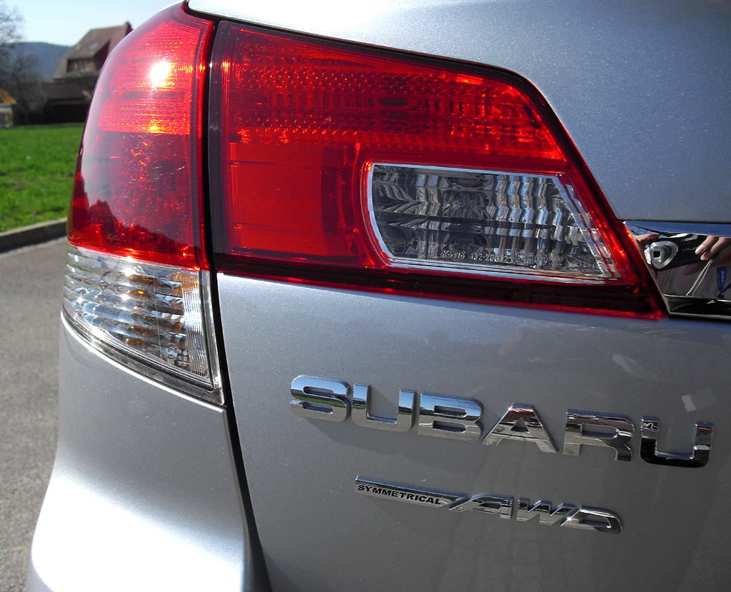 Subaru Outback: Moderne Leuchteinheit hinten mit Marken- und Allradschriftzug. 