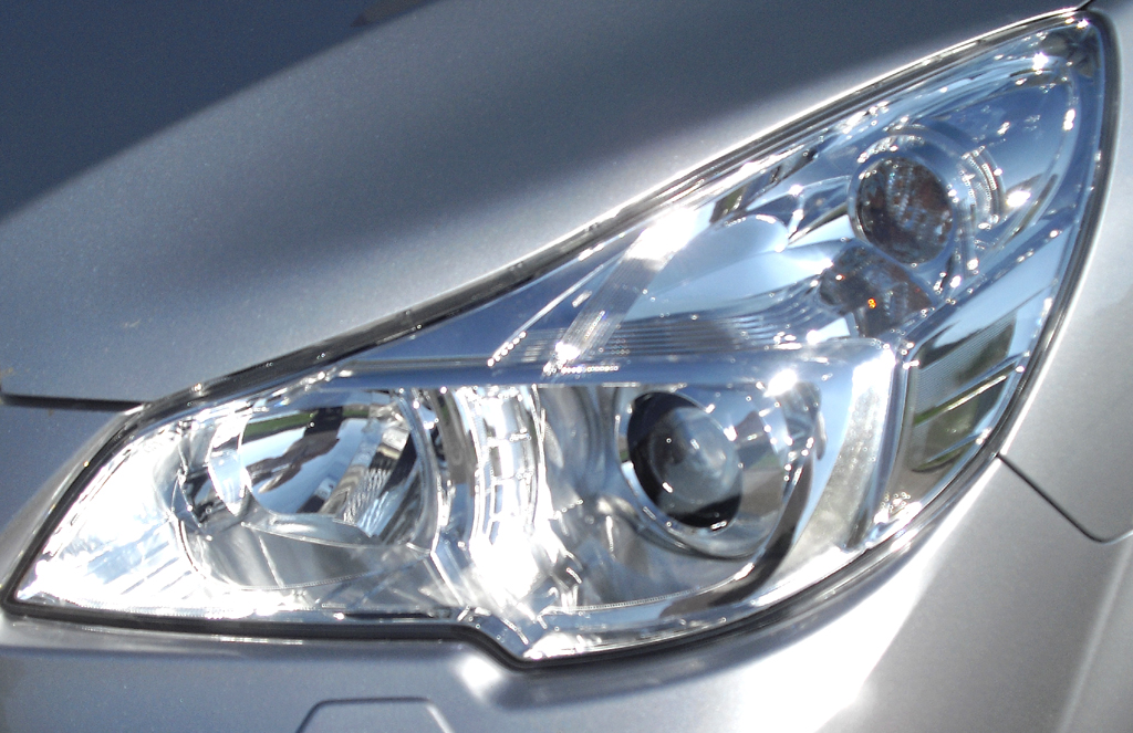 Subaru Outback: Moderne Leuchteinheit vorn. 