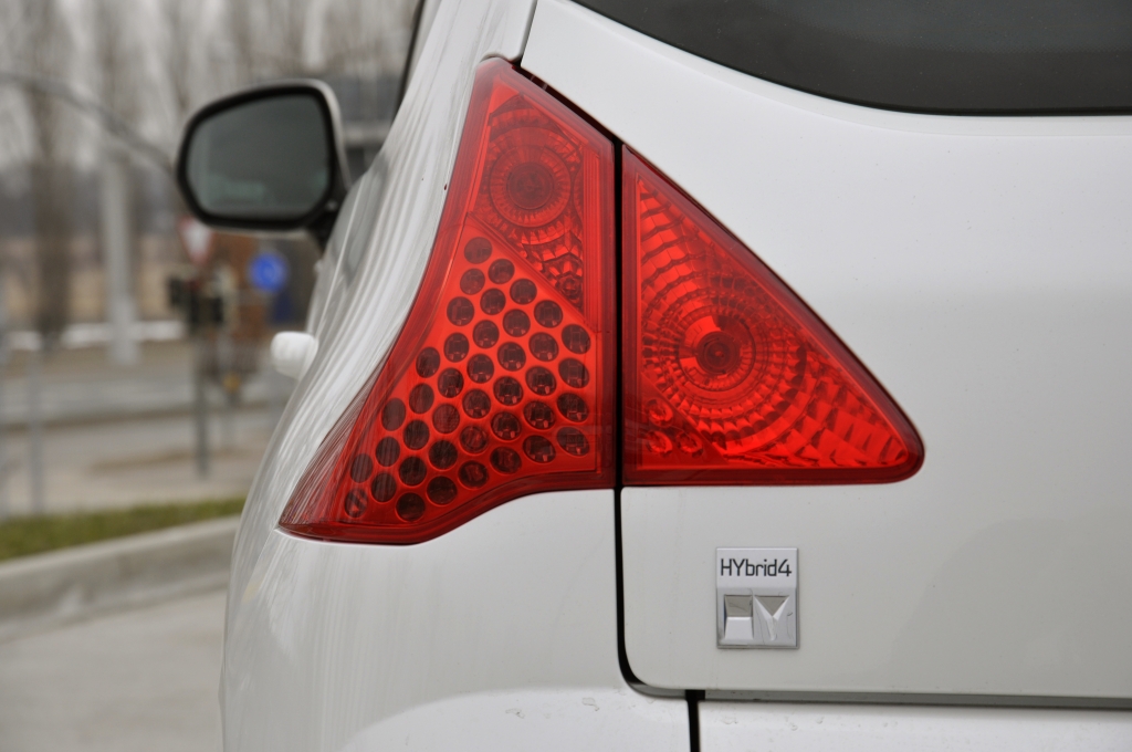 Test Peugeot 3008 HYbrid4: Mega-Crossover mit Supersparpotential