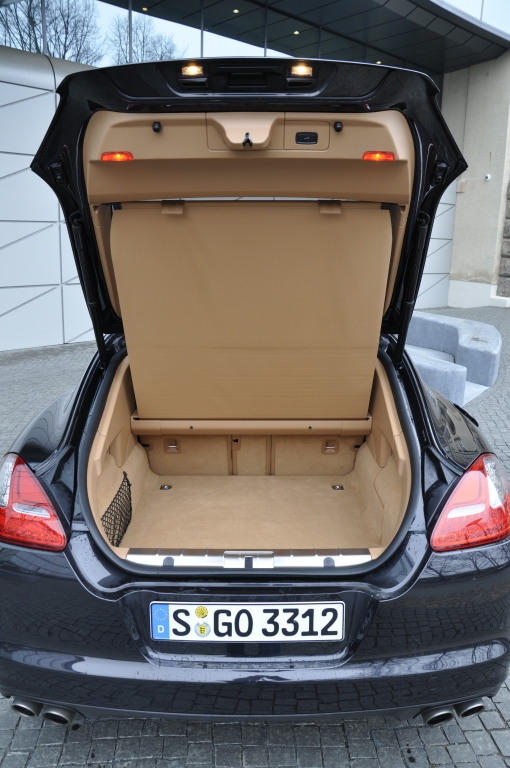 Test Porsche Panamera S Hybrid – Edel sei das Auto, hilfreich und gut.