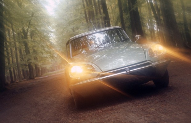 Tradition: 100 Jahre elektrische Autoscheinwerfer - Von der Kerzenlampe zum Kurvenlicht