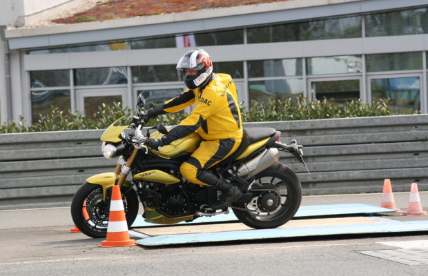 Triumph und ADAC kooperieren: Mit Sicherheit schräg
