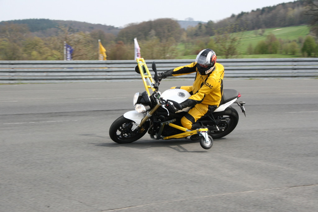 Triumph und ADAC kooperieren: Mit Sicherheit schräg
