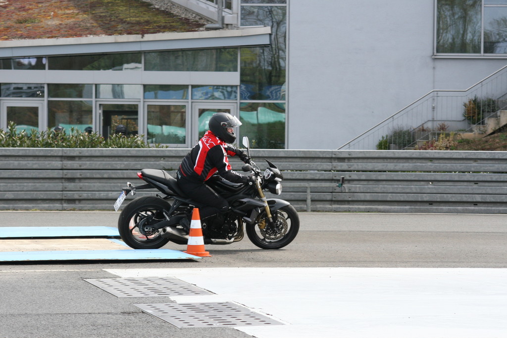 Triumph und ADAC kooperieren: Mit Sicherheit schräg