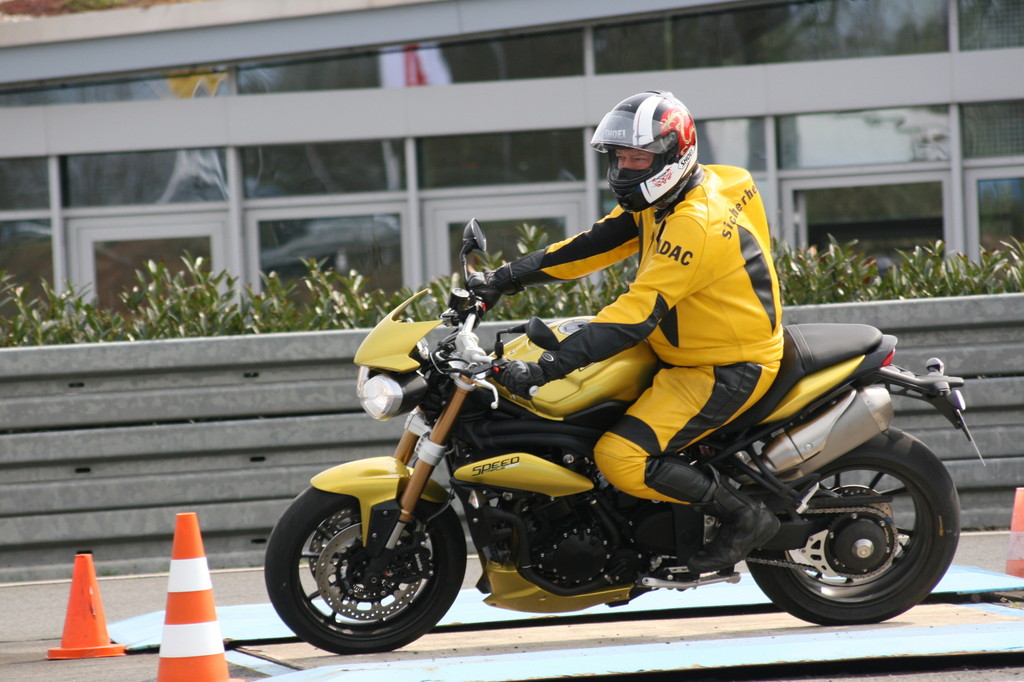 Triumph und ADAC kooperieren: Mit Sicherheit schräg