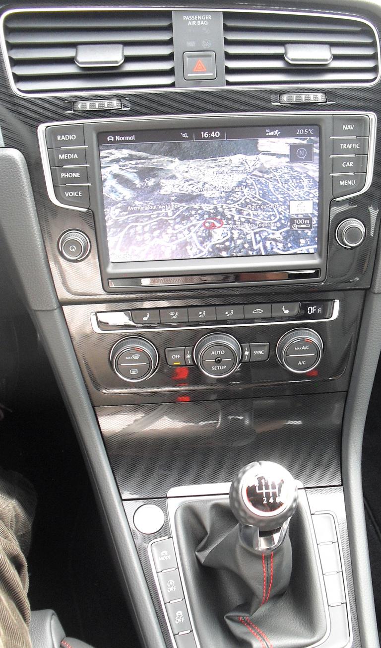 VW Golf GTI: Blick auf den mittleren Armaturenträger. 