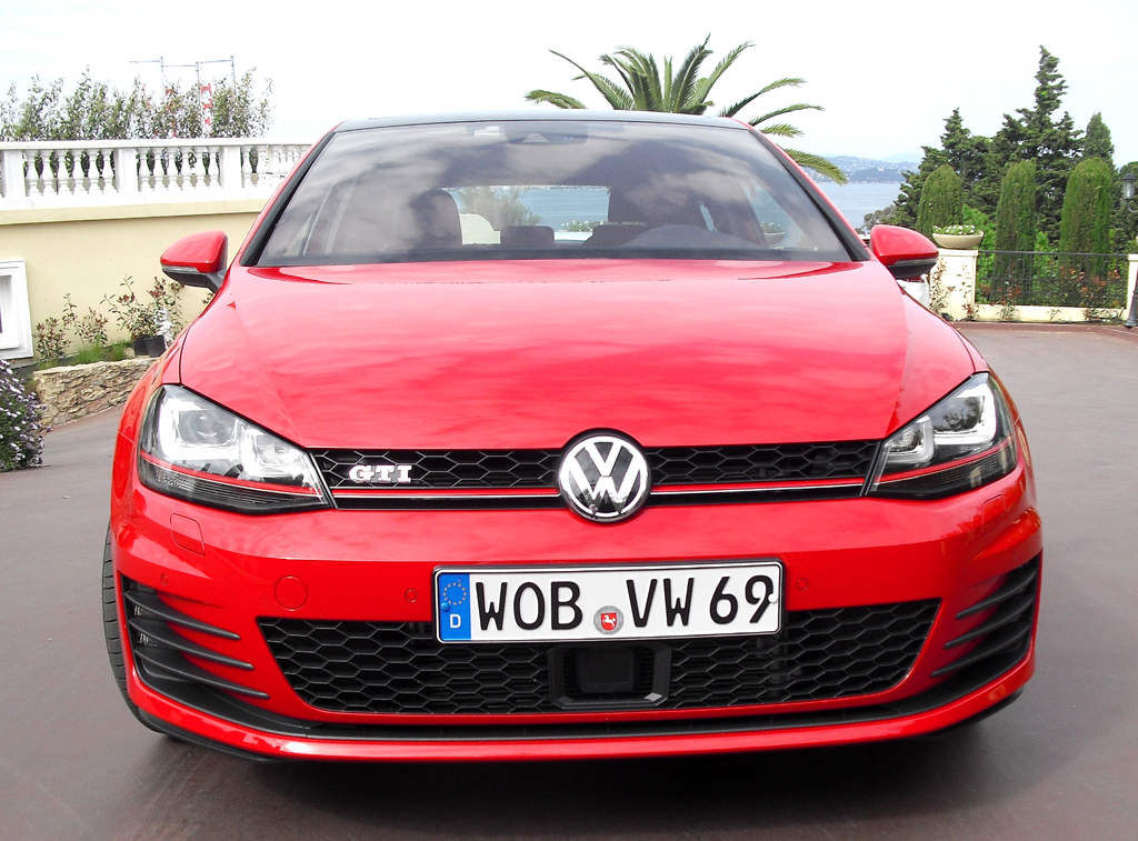 VW Golf GTI: Blick auf die Frontpartie. 