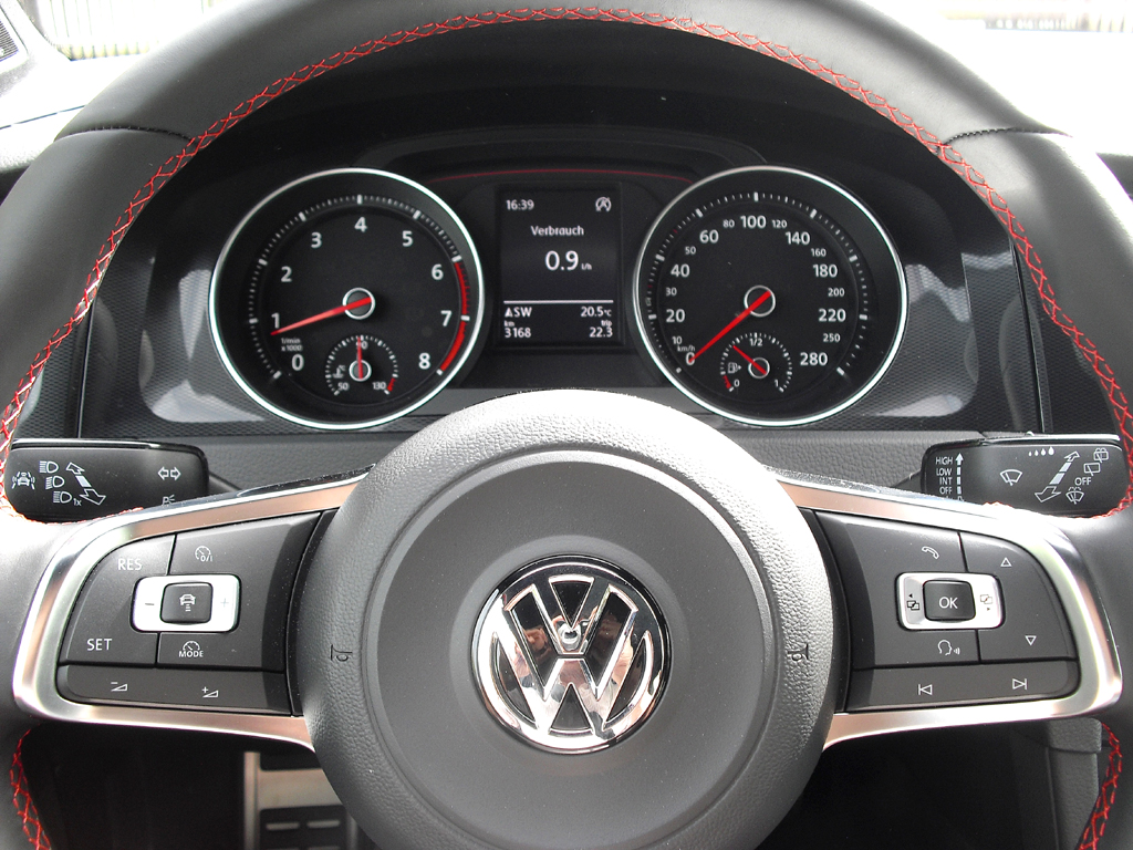 VW Golf GTI: Blick durch den Lenkradkranz auf die Rundinstrumentierung. 