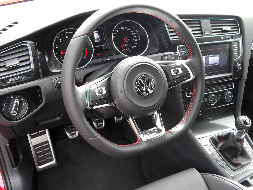 VW Golf GTI: Blick ins Cockpit. Das Lenkrad ist unten abgeflacht. 