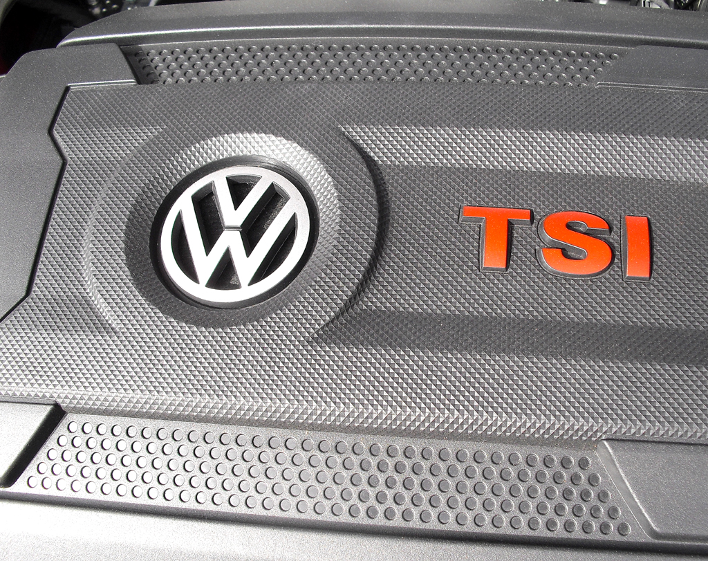 VW Golf GTI: Blick unter die Haube des Vierzylinder-Turbobenziners. 
