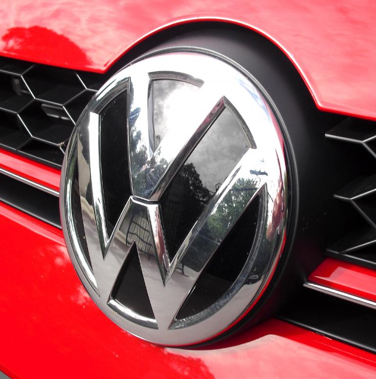 VW Golf GTI: Das Markenlogo prangt vorn groß und mittig im Kühlergrill. 