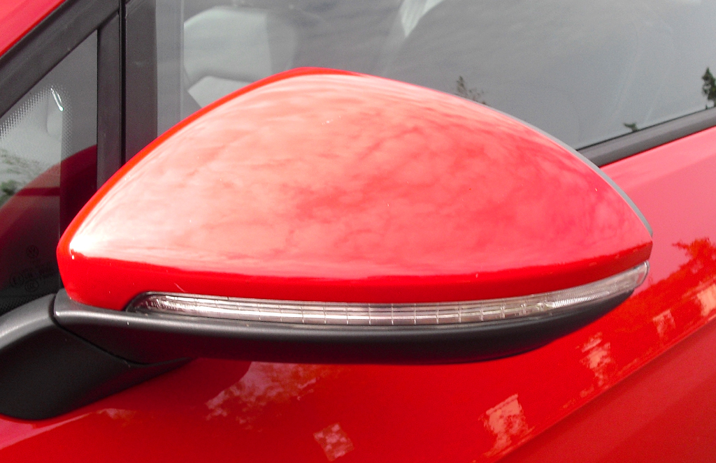 VW Golf GTI: In die Außenspiegel sind schmale Blinkleisten integriert. 