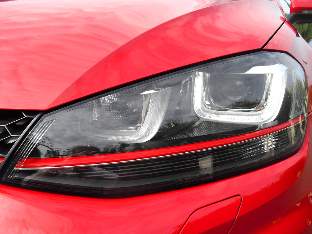VW Golf GTI: Moderne Bi-Xenon-Leuchteinheit vorn. 