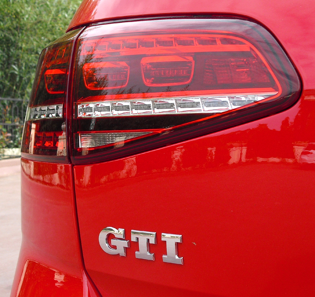 VW Golf GTI: Moderne LED-Leuchteinheit hinten mit Modellkürzel. 