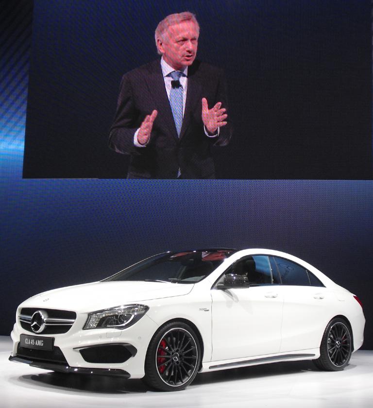 Verkaufschef Joachim Schmidt stellt das neue CLA-Coupé 45 AMG vor. 