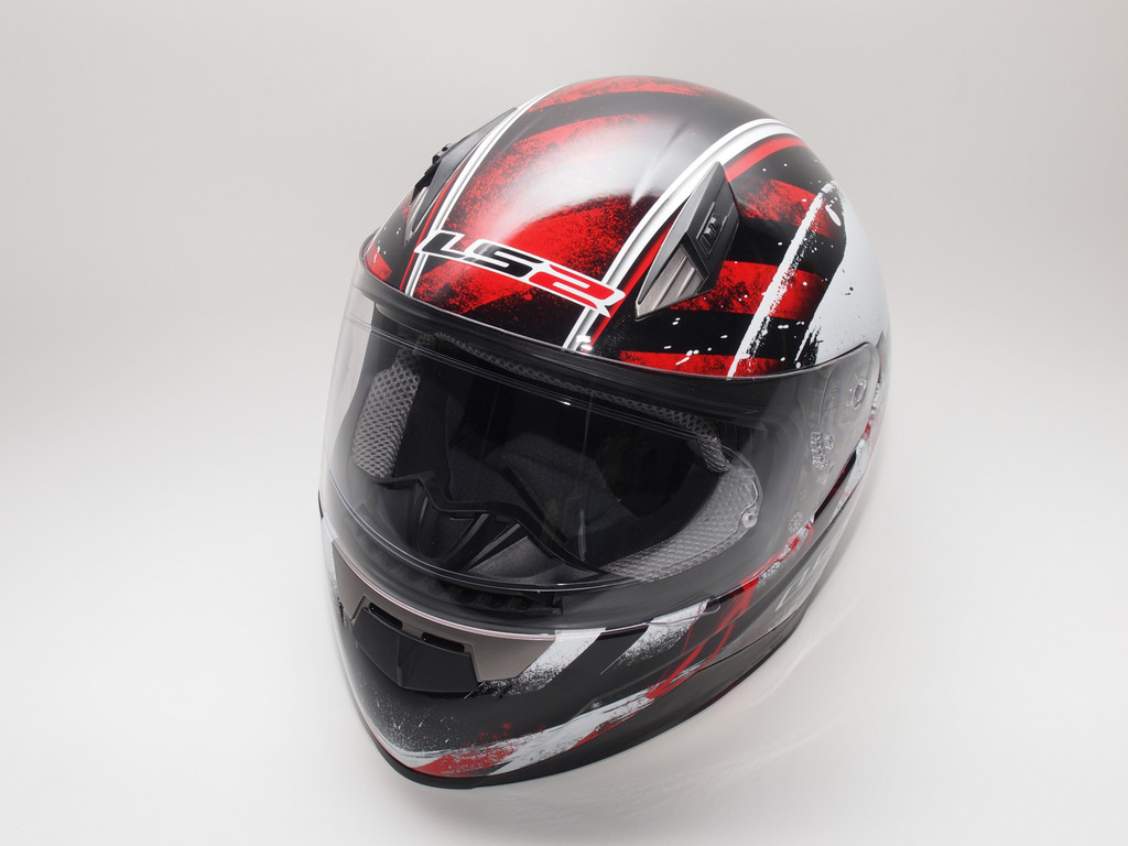 ADAC testet elf Motorradhelme