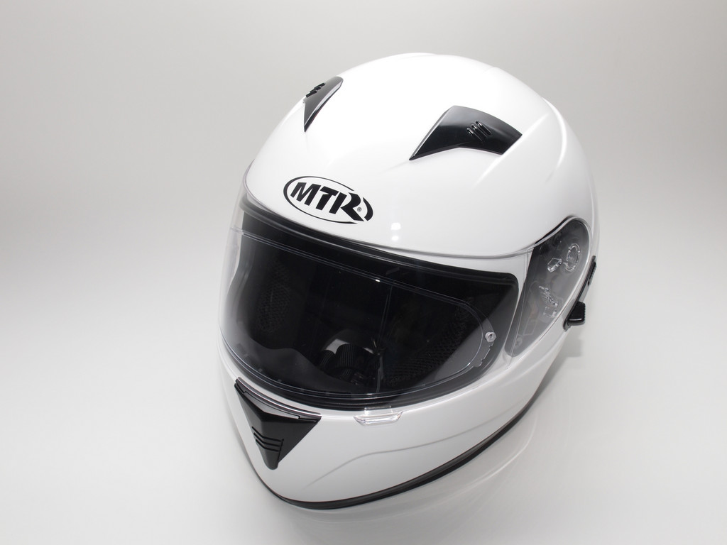 ADAC testet elf Motorradhelme