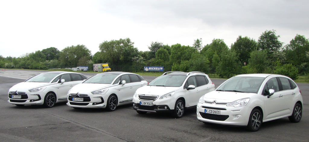 Aktuelle Citroën- und Peugeot-Modelle. Zweiter von rechts Peugeots neuer 2008.
