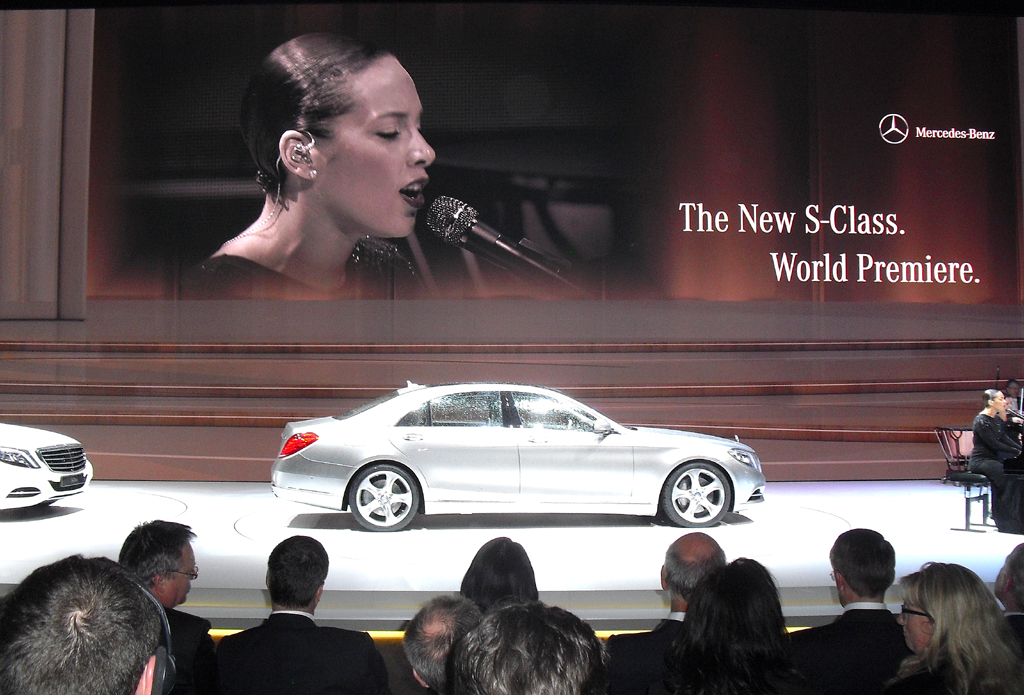 Als Stargast kam Alicia Keys natürlich in der neuen S-Klasse auf die Bühne gefahren. 